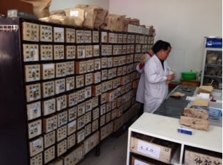 Farmacia de medicina tradicional china en la Clínica de Salud de la Comunidad del Segundo Hospital Popular Miyun, en el centro regional de Miyun.