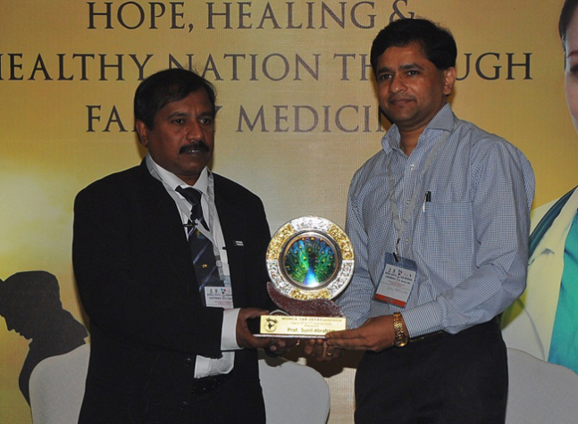 Dr JA Jayalal (Left) felicitates Prof Sunil Abraham (right), First Prof of Family Medicine in India from CMC Vellore