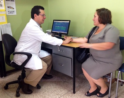 El Dr. Adbel Robayo con la Dra. Erica Tinoco en La Clínica de Medicina Familiar Ecuatoriana en Quito, Ecuador.