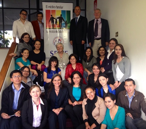 Residentes de medicina familiar en Ecuador, con el Presidente de WONCA, la Presidenta electa y el Consejero Delegado.
