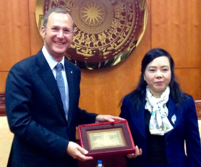 Le président de WONCA en compagnie du ministre de la santé du Vietnam, professeur Nguyen Thi Kim Tien
