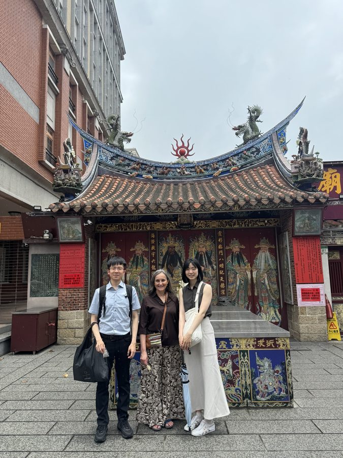 Prof. Viviana Martínez-Bianchi with two young family physicians outside a temple in Dadaocheng, Taipei