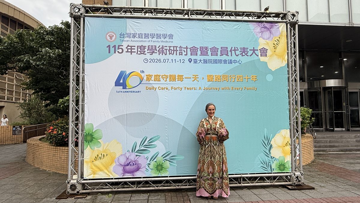Prof. Viviana Martínez-Bianchi in front of the TAFM 40th anniversary conference banner