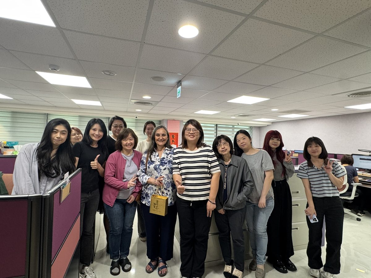 Prof. Viviana Martínez-Bianchi with Judy Li and the TAFM staff in the association's office