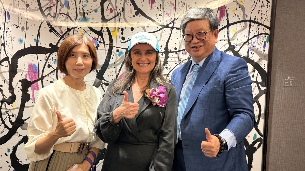 Prof. Viviana Martínez-Bianchi, wearing a Family Medicine cap, with TAFM colleagues at the President's Welcome Dinner