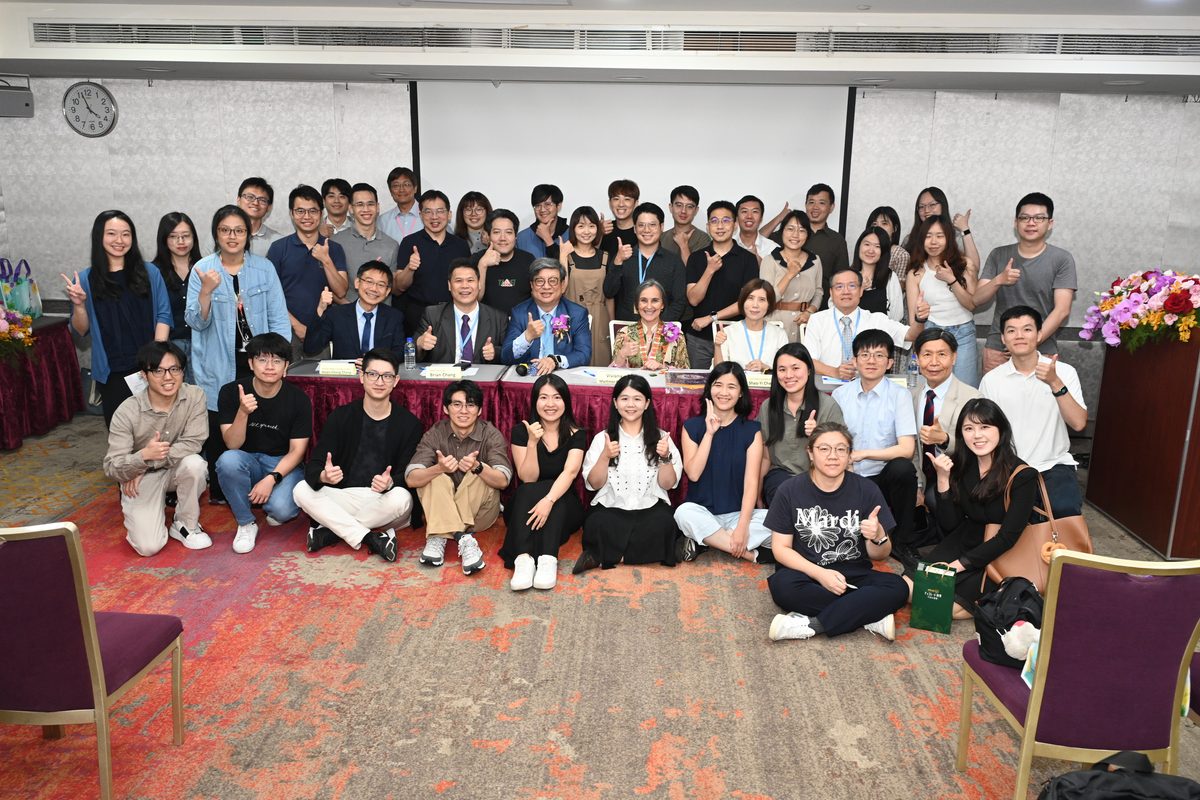 Prof. Viviana Martínez-Bianchi with a large group of young family physicians and TAFM leaders